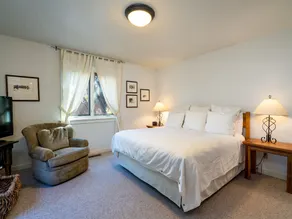 Puertas de Canyon Road by Kokopelli Property Management - Image 5