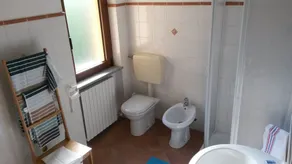 Nedsænket i den grønne afslapning i en autentisk bondegård og praktisk til service - Image 4