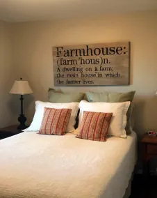 Charming cottage on 65 rolling acres - Image 5