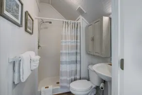Adorable Dog Friendly Garage Apartment in the Historic District of Old Town! - Image 4