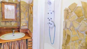 Elegante villa con piscina e vista sulle montagne - Image 3