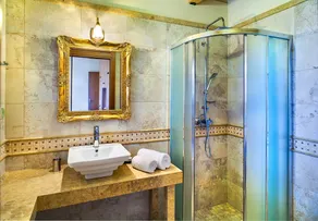 Top floor suite near to the town and close to the beach - Image 2