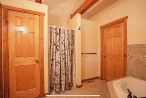 Secluded log cabin at the end of a quiet dead end lane - Image 5