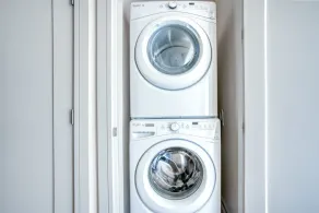 Lovely Downtown 2BR w/ Gym, W/D, Pool, walk to 6th St bars, by Blueground - Image 2