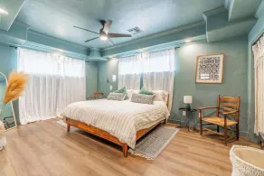 Stylish 2-Bedroom walking distance to Downtown - Image 4
