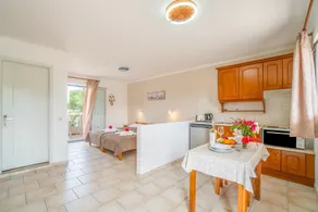 Studio Apartment 'Standard  Downstairs 15' with Shared Pool, Wi-Fi and Air Conditioning - Image 4