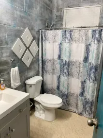 5 star location- 5 star house- 5 min to beach - Image 3