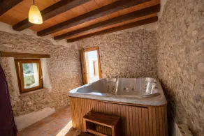 Catalunya Casas: Landsby villa til 13 nær spanske vinmarker, kun 30 min fra Sitges strand - Image 2