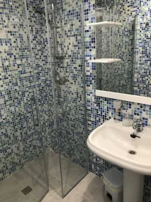 Appartement ensoleillé avec piscine d'eau salée, bain à remous, vue sur la montagne - Image 3