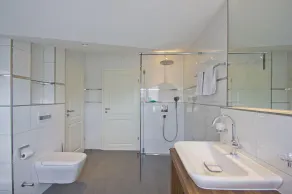 Meeresblick-Residenzen-FeWo-67-deluxe-Balkon-Meerblick-Sauna-u-Schwimmbadnutzung - Image 3