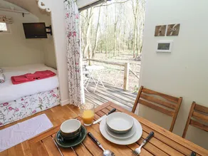 Woodland Retreat Shepherd's Hut - Image 5