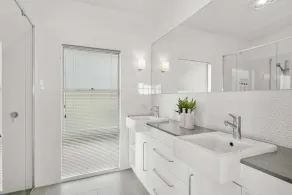 “Blending Style & Luxury” – Ocean views and close to beach - Image 4