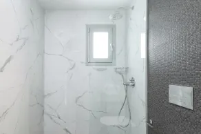 V Luxury Suites - Image 4