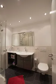 \"Appartamento per vacanze Dr Saretz\" con vista parziale sul lago, terrazza privata e WiFi - Image 2