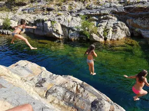 VILLA DE CHARME AU BORD DES PISCINES NATURELLES - Image 4