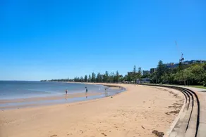 Stylish beachside unit 3 min walk to beach - Image 4