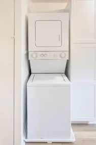 Modern Designer Apartment – Ideal for Short or Extended Stays<br>- Short walk to downtown Medford<br>- Steps to Bear Creek walking/running path<br>- Close proximity to Asante and Providence Medical Centers<br>- Convenient access to I-5 freeway - Image 3