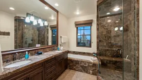 Luxury Ski-In/Ski-Out 4 bedroom Townhome with Private Hot Tub & Heated Garage! - Image 3