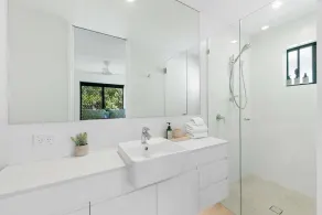 Crystal Shores Top Floor U/4, Stunning Sea View Apartment 200m to Sunshine Beach - Image 4