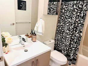 Luxury 2 Bed, Private XL Balcony Downtown, Free Parking - Image 5