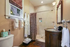 Charming Queen Suite, two person jet tub, downtown - Image 3