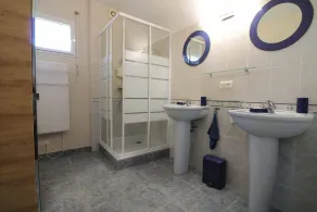 Spacious, quiet villa with swimming pool and large enclosed garden - Image 3