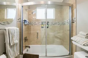 Comfortable Studio in a Woodside Plaza - Image 3