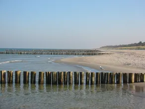 Holiday njuta av dess trevliga atmosfären bakom vallen på stranden - Image 4
