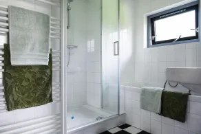 Detached holiday home with jetty and outdoor spa - Image 2
