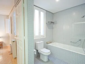 Beautiful 2 bedroom flat in elegant building in Chamberí - Image 4