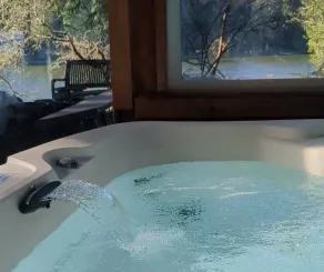 Haus am Wasser an einem ruhigen See - Image 4