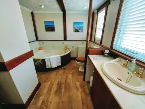 5 bedroom accommodation in Elmer, near Bognor Regis - Image 3