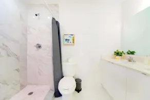 Stunning 3-Bedroom Duplex with Free Parking - Image 4