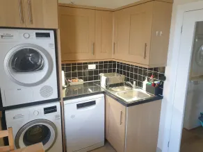 London Luxury Apartments 5 min walk from Ilford Station, with FREE PARKING FREE WIFI - Image 3