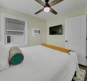 2BR Bungalow • Walk Downtown SH Free WIFI - Image 4