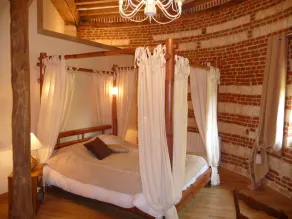 Charming gîte in a dovecote - Image 3