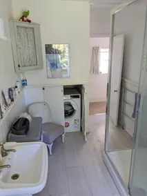 Cliffside Cosy Cottage by Cowes Beach: 1x KING-Size Double BR & a Twin/Kids BR - Image 3
