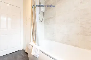 Spacious 2 Bedroom Manchester Home | Ideal for Contractors & Families - Image 2