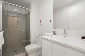 Stylish 2-Bed Townhouse with Balcony - Image 2
