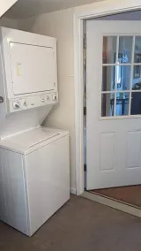 Large 2 bedroom house with private parking in a nice neighborhood - Image 2