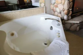 Lakeside Lodge King Room w/Jacuzzi Tub & Views of Gull Lake - Pet Friendly! - Image 3