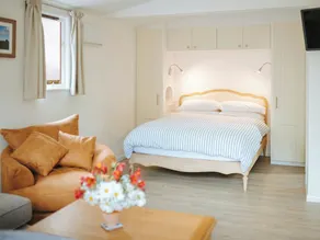 2 bedroom accommodation in Ratley - Image 4