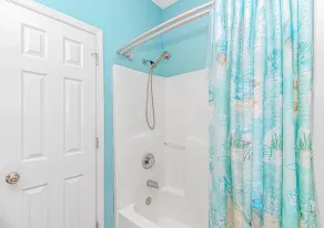 COCONUT TREEHOUSE, 5 bed/3.5 bath, 1 minute walk to beach, Holiday Inn section - Image 4