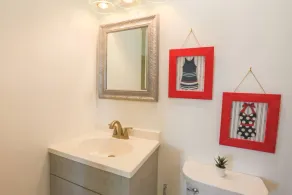 10 Minutes to Beach & Downtown!  Renovated Dog Friendly Home w/ Bunk Bedroom & Fenced Backyard - Image 4