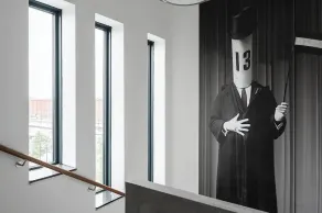Apartamento exclusivo com cozinha e casa de banho privativas inspiradas na arte de Bart van der Leck - Image 2