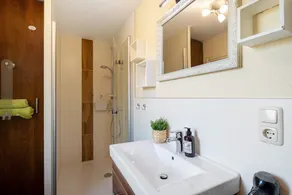 Ferienhaus 'Blau' mit privater Terrasse, privatem Garten und Wi-Fi - Image 4