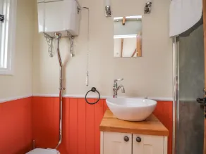 The Journeyman Luxury Shepherds Hut - Image 5