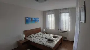 Holiday apartment overlooking the lake and pool - Image 5