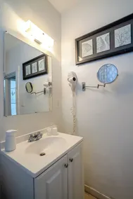Art King Suite With Priv Bath - Image 3