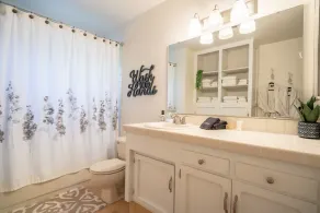 💥Spring Special💥Hot Tub ~2200 sq ft on 2 acres ~ 🃏Game Room ~ Close to Lake📍 - Image 5